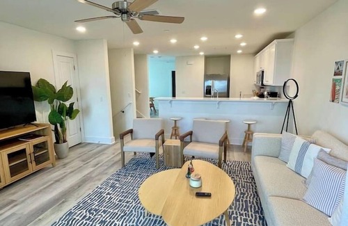Innerarity Townhomes Maison | Beach Haven: Beautiful views, Kayaks, Pool & more!