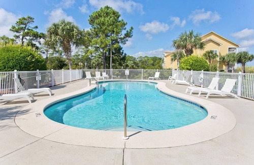 Innerarity Townhomes Maison | Beach Haven: Beautiful views, Kayaks, Pool & more!