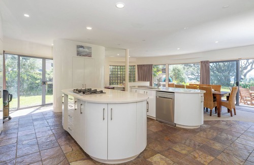 Pauanui Maison | Beach Haven Bonanza - Pauanui Holiday Home