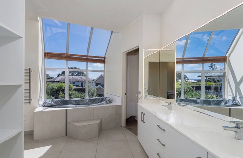 Pauanui Maison | Beach Haven Bonanza - Pauanui Holiday Home