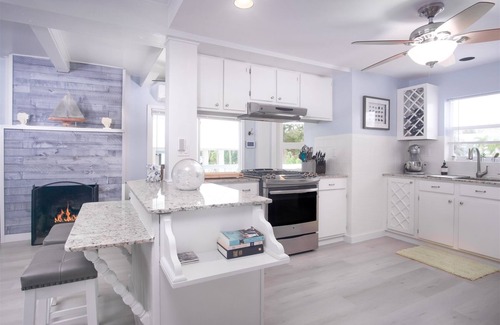 Breezeswept Beach Estates Maison | Beach Haven: Modern 4-Bed/2-Bath Single Family Home with Breathtaking Open Water