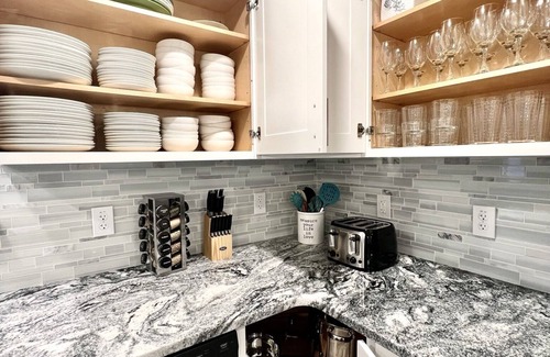 Town Bank Maison | Beach House CapeMay LINENS INCLUDED 1 block&a short 5min walk to Beach Sleeps 19