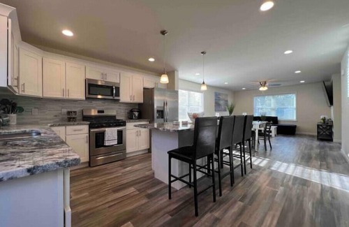 Town Bank Maison | Beach House CapeMay LINENS INCLUDED 1 block&a short 5min walk to Beach Sleeps 19