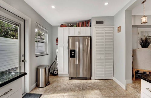 Briny Breezes Cottage | Beach House East of A1A, bain à remous privé, planches de surf, oasis en plein air