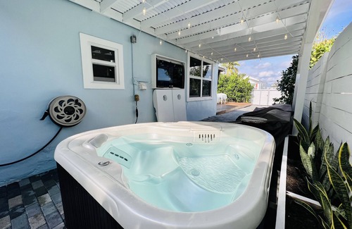 Briny Breezes Cottage | Beach House East of A1A, bain à remous privé, planches de surf, oasis en plein air