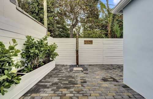 Briny Breezes Cottage | Beach House East of A1A, bain à remous privé, planches de surf, oasis en plein air