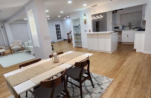 Long Beach Maison | BEACH HOUSE, FIVE Minutes walk to the beach, Very Spacious