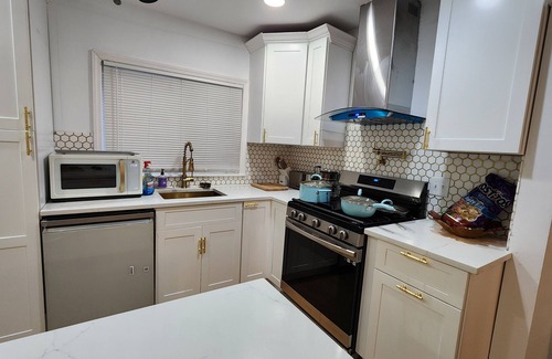 Long Beach Maison | BEACH HOUSE, FIVE Minutes walk to the beach, Very Spacious