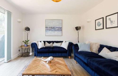 East Wittering Maison | Beach house for 10 with hot tub & garden