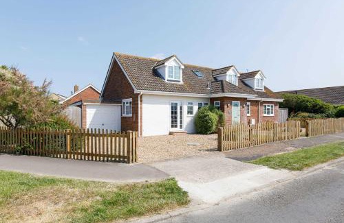 East Wittering Maison | Beach house for 10 with hot tub & garden