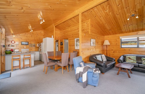 Pauanui Maison | Beach house vibes plus sleep out for 2nd family or teenagers. Pet friendly.