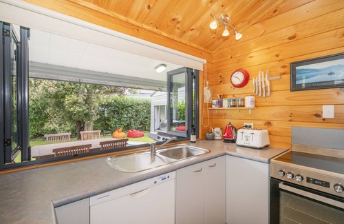 Pauanui Maison | Beach house vibes plus sleep out for 2nd family or teenagers. Pet friendly.