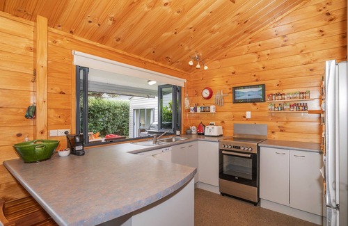 Pauanui Maison | Beach house vibes plus sleep out for 2nd family or teenagers. Pet friendly.