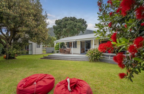 Pauanui Maison | Beach house vibes plus sleep out for 2nd family or teenagers. Pet friendly.