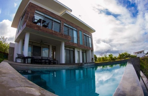 Santa Cruz Maison | Beach House w/infinity pool and jacuzzi - 8 min away from the beach!