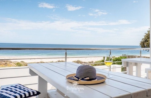 Britannia Bay Maison | Beach house, walk onto the beach