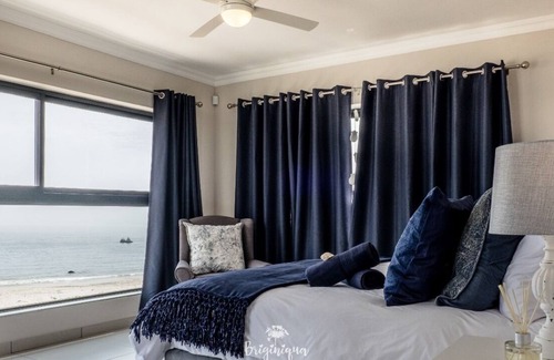 Britannia Bay Maison | Beach house, walk onto the beach