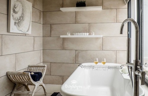 Britannia Bay Maison | Beach house, walk onto the beach
