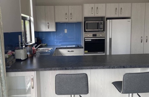 Paraparaumu Beach Maison | Beach House with an oceanview!