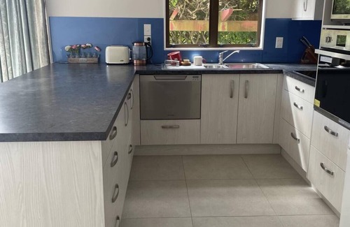 Paraparaumu Beach Maison | Beach House with an oceanview!