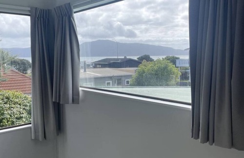 Paraparaumu Beach Maison | Beach House with an oceanview!