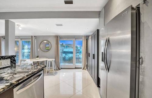Hendricks and Venice Isles Appartement | Beach Isles Modern 1BR Waterfront Apartment with Patio