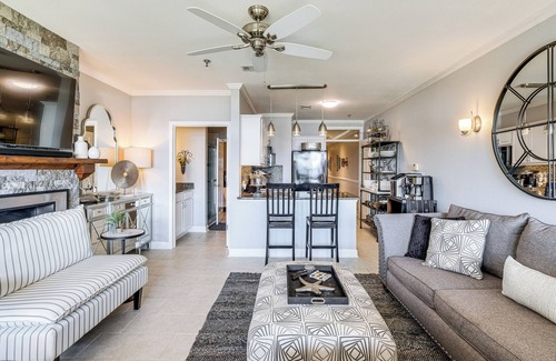 Smith Mountain Lake Copropriété | Beach + Pool Access: Smith Mountain Lake Getaway!