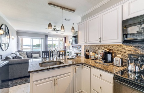 Smith Mountain Lake Copropriété | Beach + Pool Access: Smith Mountain Lake Getaway!