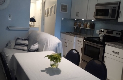 Daytona Beach Shores Copropriété | beach, pool, full kitchen and California king bed.