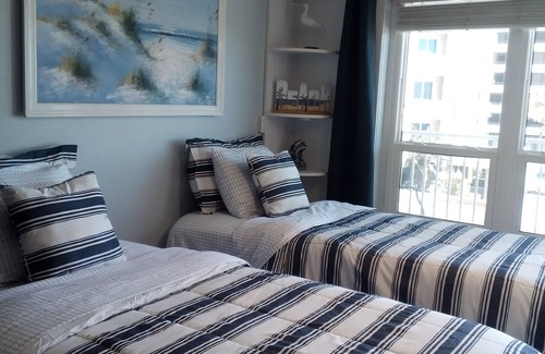 Daytona Beach Shores Copropriété | beach, pool, full kitchen and California king bed.