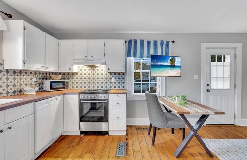 Westbrook Center Cottage | Beach Retreat - 5 beds , 2 kitchens @ Salt Island- Westbrook -walk to water