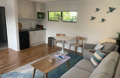Waikanae Maison | La route de la plage Bach. Maison d'hôtes récemment rénovée en face de la plage