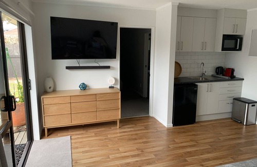 Waikanae Maison | La route de la plage Bach. Maison d'hôtes récemment rénovée en face de la plage