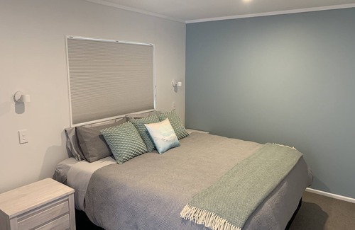 Waikanae Maison | La route de la plage Bach. Maison d'hôtes récemment rénovée en face de la plage