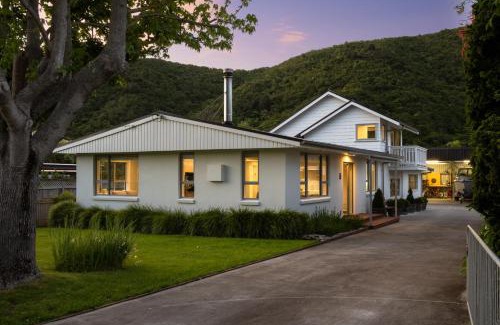 Waikawa Bay Maison | Beach Road Oasis - Waikawa Holiday Home