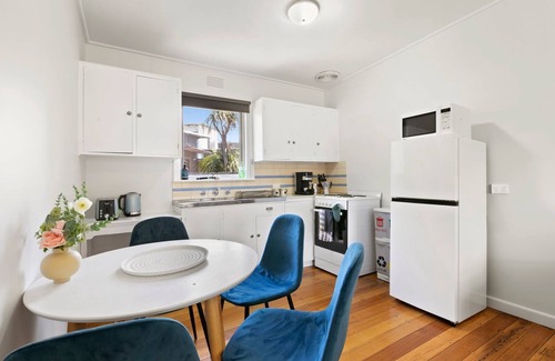 Torquay Maison | BEACH SHACK: 2 BR, 1 BA Duplex in Torquay, Sleeps 4
