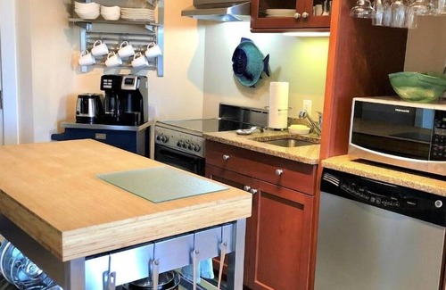 York Beach Copropriété | 🏖️BEACH STREET RETREAT~ OCEAN VIEW 2BR- 2BA condo in ❤️ of Short Sands Village!