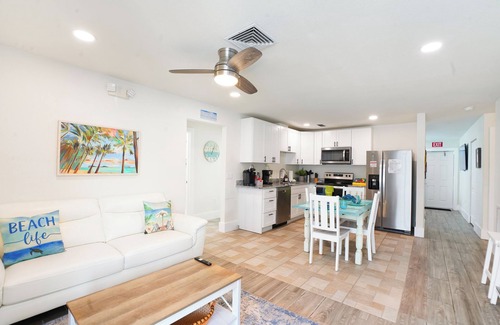 Indian Rocks Beach Maison | Beach Time Duplex A 1 blk from bch, pool Hot Tub