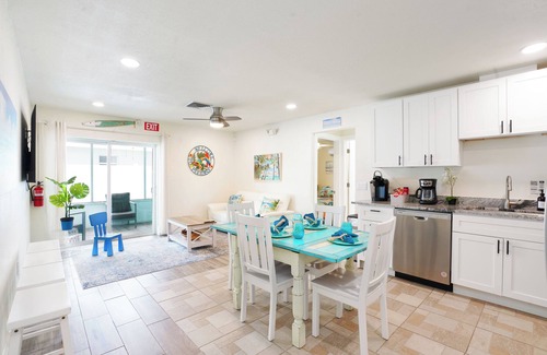 Indian Rocks Beach Maison | Beach Time Duplex A 1 blk from bch, pool Hot Tub