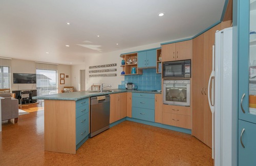 Pauanui Maison | Beach View Bliss - Pauanui Holiday Home