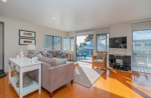 Pauanui Maison | Beach View Bliss - Pauanui Holiday Home