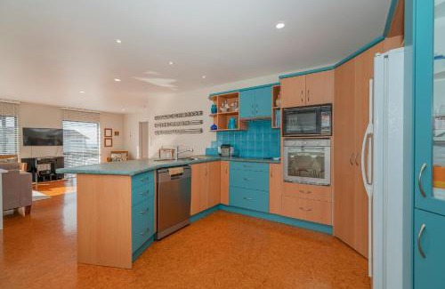 Pauanui Maison | Beach View Bliss - Pauanui Holiday Home