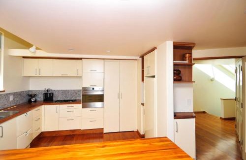 Britannia Heights Maison | Beach Views Holiday Home