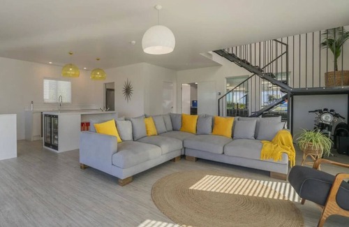 Whitianga Maison | Beach Views on Buffalo