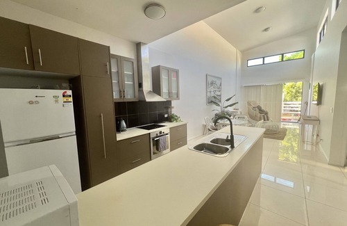 Margate Maison | Perfect Position Trendy Private Street level Townhouse Suttons Beach Sea Views