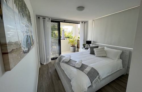 Margate Maison | Perfect Position Trendy Private Street level Townhouse Suttons Beach Sea Views