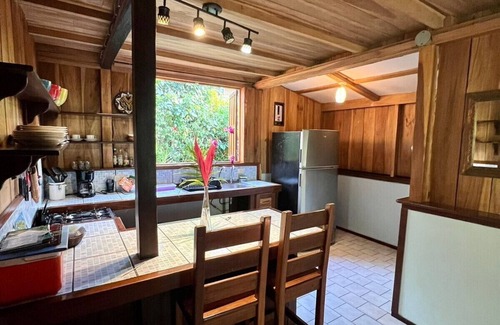 Cahuita Maison | Villa sur la plage - À quelques pas de la plage avec jardin plein d'animaux sauvages!
