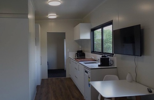 Raumati South Maison | Beach Village retreat 5Min Walk to Beach & 2-Min to Village w/Cafes & Live Music