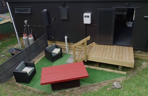 Raumati South Maison | Beach Village retreat 5Min Walk to Beach & 2-Min to Village w/Cafes & Live Music