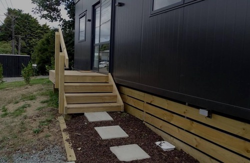Raumati South Maison | Beach Village retreat 5Min Walk to Beach & 2-Min to Village w/Cafes & Live Music